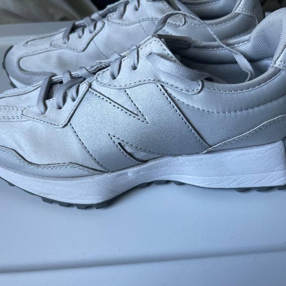 New Balance 327 sneakers EUC NWOB metallic silver - Picture 2 of 6